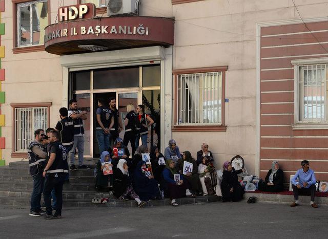 HDP önünde eylemdeki baba: Kendi çocuklarının eline keman, bizimkilerin eline silah veriyorlar