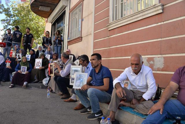 HDP önünde eylemdeki baba: Kendi çocuklarının eline keman, bizimkilerin eline silah veriyorlar