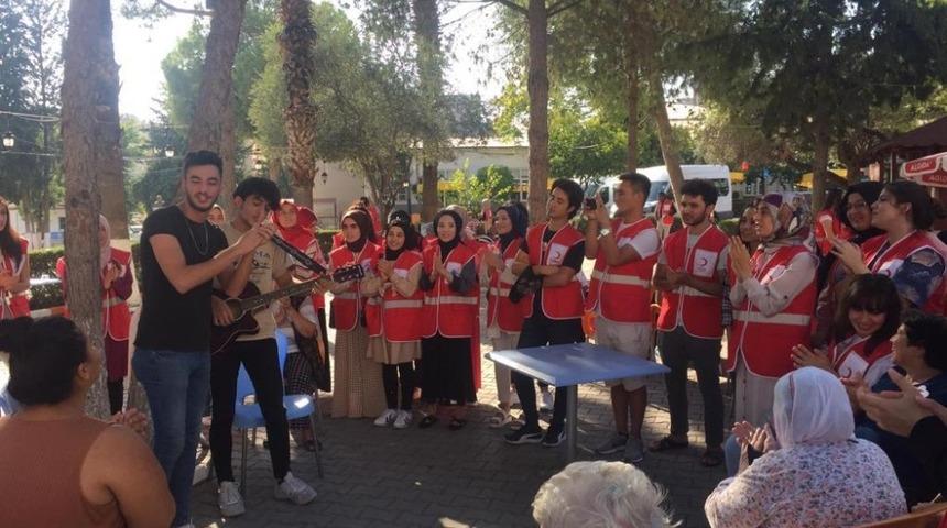 Gen&ccedil; Kızılaycılardan yaşlılara moral