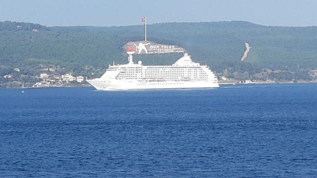 Dev kruvaziyer, Çanakkale Boğazı’ndan geçti