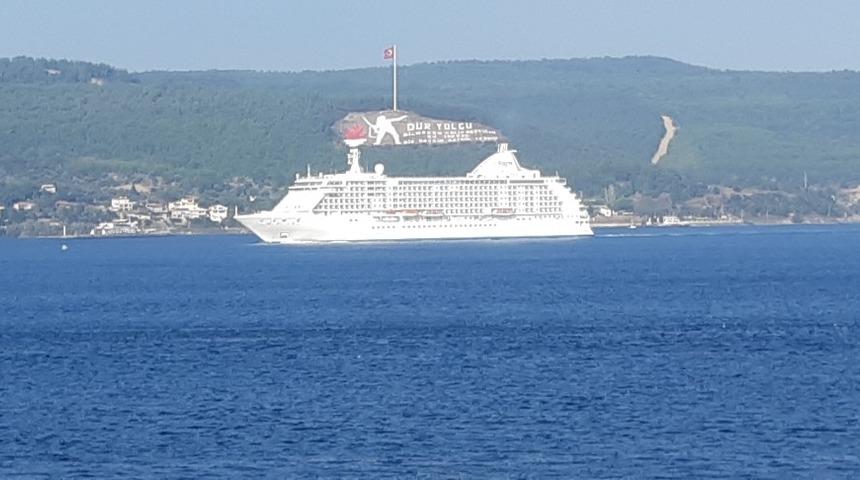 Dev kruvaziyer, &Ccedil;anakkale Boğazı&rsquo;ndan ge&ccedil;ti