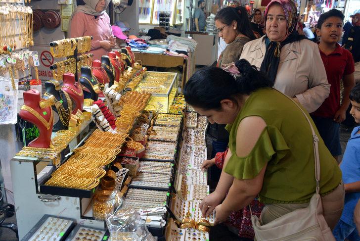 11 bin liralık bileziğin imitasyonu 40 liraya satılıyor G4