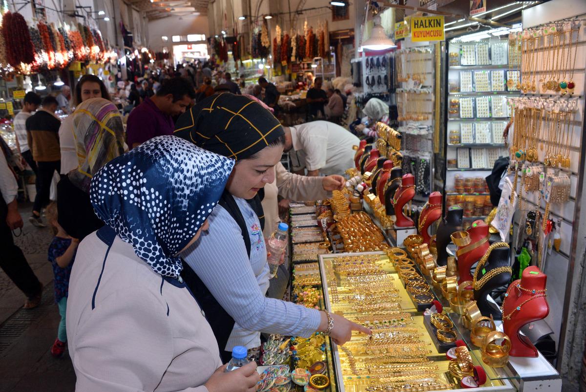 11 bin liralık bileziğin imitasyonu 40 liraya satılıyor