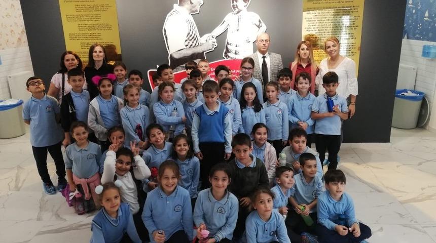 Oyuncaklarını kardeşleri ile paylaştılar