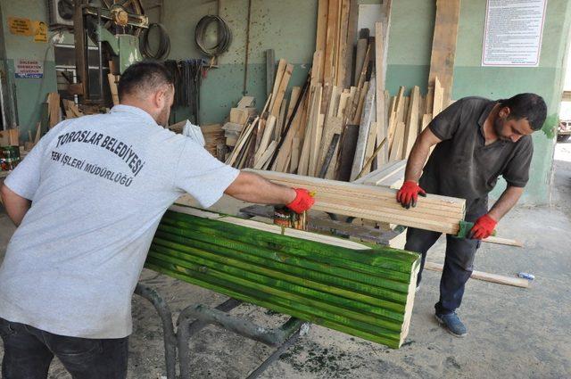 Toroslar, kent mobilyalarını kendi üretim atölyelerinde üretiyor