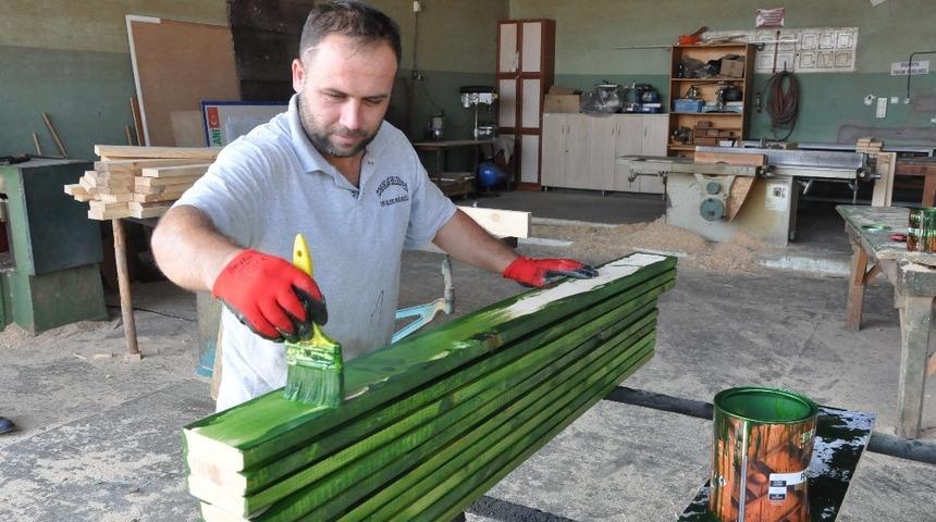 Toroslar, kent mobilyalarını kendi &uuml;retim at&ouml;lyelerinde &uuml;retiyor
