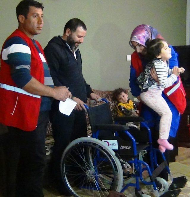 Kızılaydan yürüme engelli Hüma’ya tekerlekli sandalye