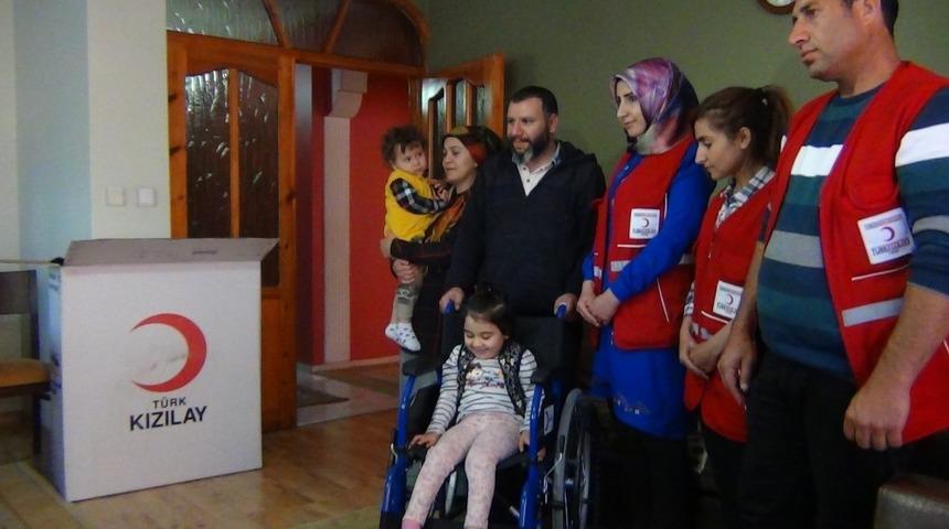 Kızılaydan yürüme engelli Hüma’ya tekerlekli sandalye
