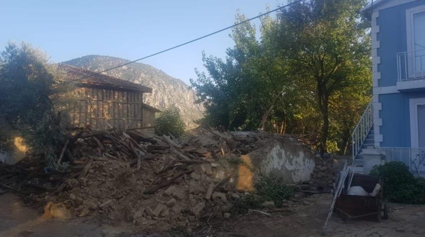 Tehlike sa&ccedil;an metruk binalar yıkılıyor