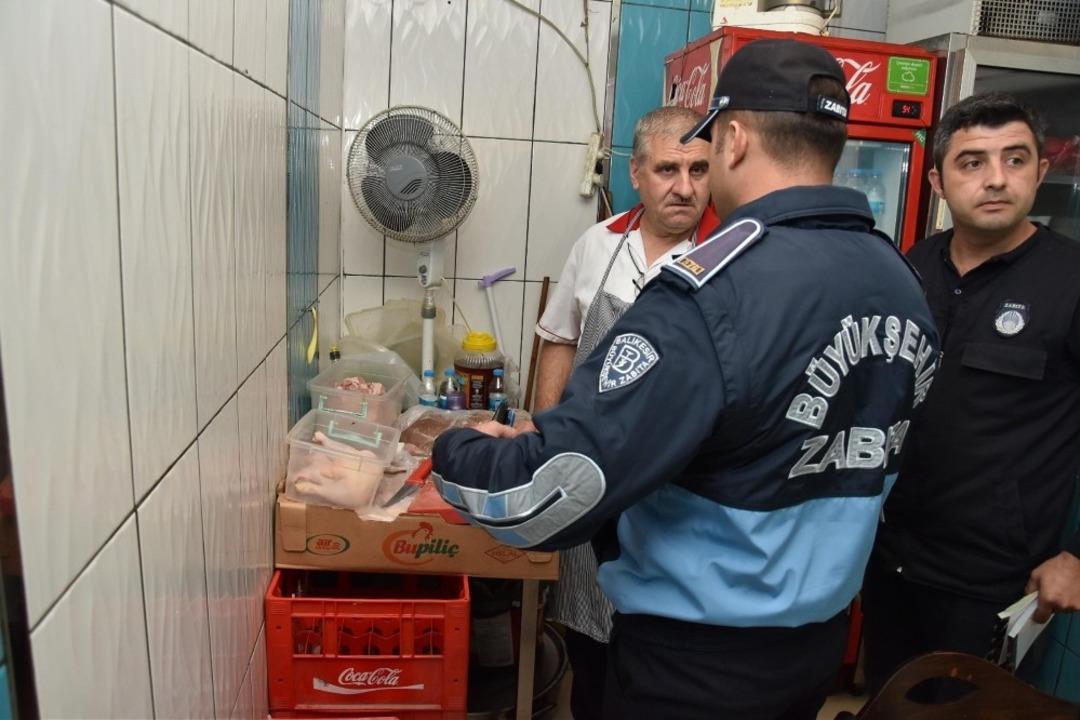 Balıkesir&rsquo;de zabıta ekiplerinden gıda denetimi