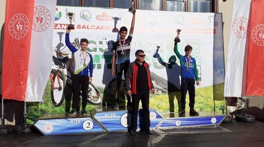 Bisiklet&ccedil;iler madalyalar ile d&ouml;nd&uuml;