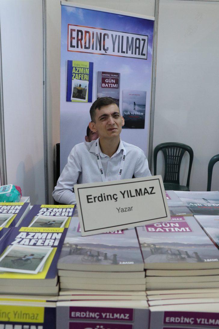 Kayseri Kitap Fuarı'nda büyük ilgi gördü! Tek parmağıyla üç kitap yazdı G3