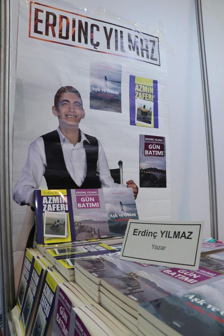 Kayseri Kitap Fuarı'nda büyük ilgi gördü! Tek parmağıyla üç kitap yazdı G1