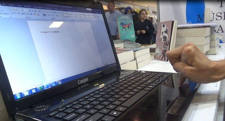 Kayseri Kitap Fuarı'nda büyük ilgi gördü! Tek parmağıyla üç kitap yazdı G2