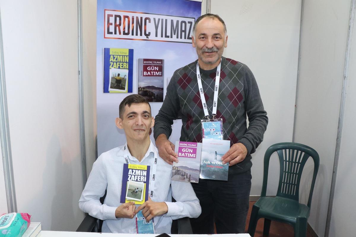 Kayseri Kitap Fuarı'nda b&uuml;y&uuml;k ilgi g&ouml;rd&uuml;! Tek parmağıyla &uuml;&ccedil; kitap yazdı