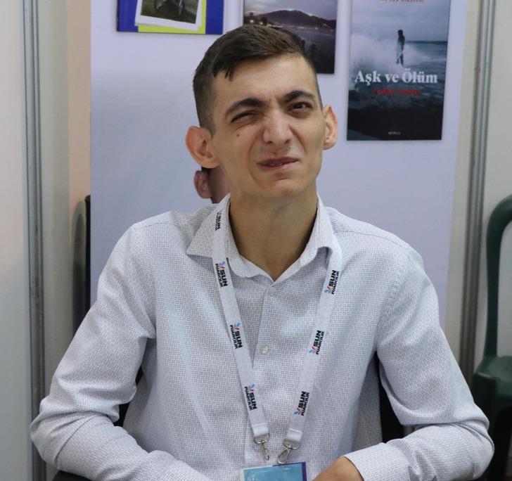 Kayseri Kitap Fuarı'nda büyük ilgi gördü! Tek parmağıyla üç kitap yazdı G4