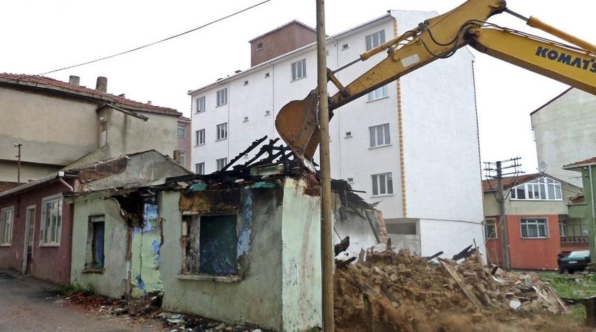 Çorlu’daki metruk yapılar yıkılıyor