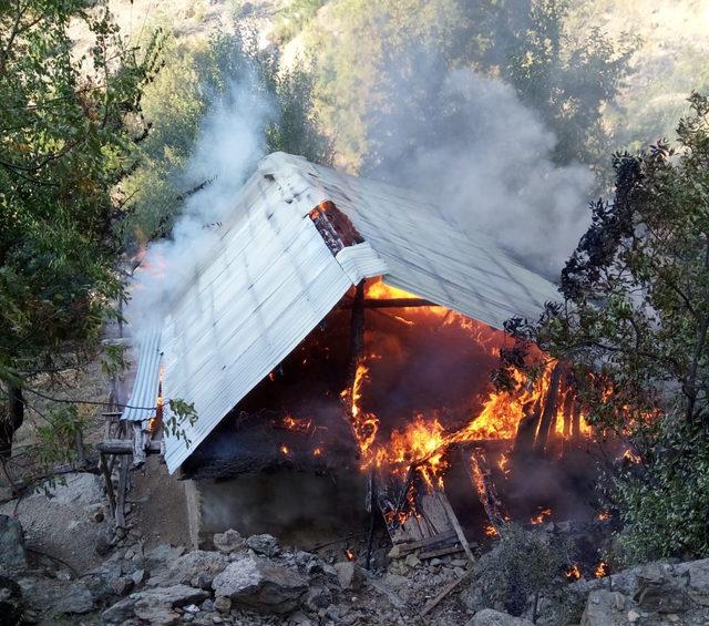 Evi yanarken, gözyaşlarıyla izledi