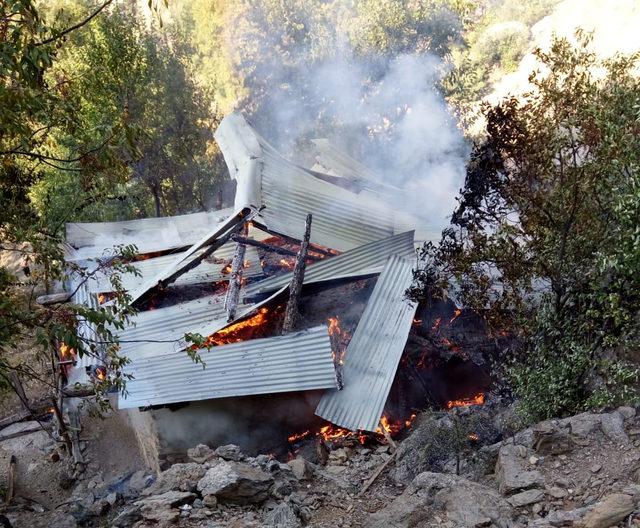 Evi yanarken, gözyaşlarıyla izledi