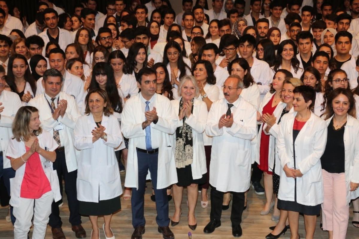 Hekim Adayları beyaz &ouml;nl&uuml;klerini giydi