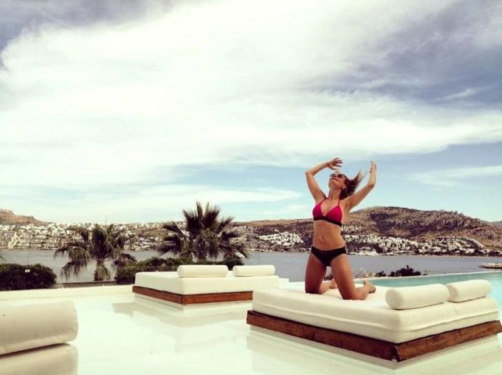 Mucize Doktor'un Kıvılcım'ı Özge Özder cesur pozlarıyla yürek hoplatıyor G4