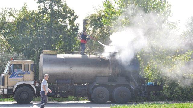 Zift yüklü tanker alev aldı