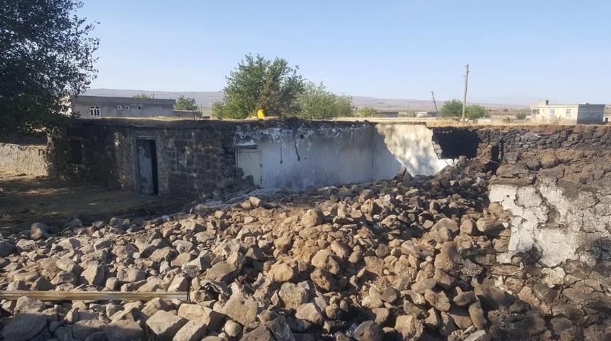 Yangında hasar g&ouml;ren yapılara yıkım