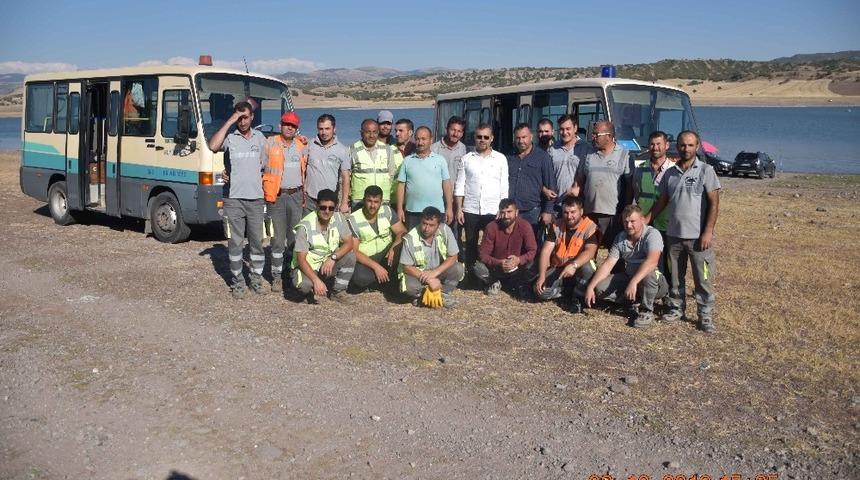 Başkent&rsquo;in i&ccedil;me su ihtiyacının sağlandığı baraj g&ouml;llerinin &ccedil;evreleri &ccedil;&ouml;p atıklarından temizleniyor