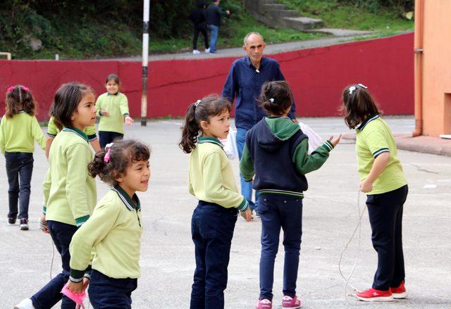 O temizlik görevlisi, gelen bağışlarla kırtasiye malzemeleri alıp, okullara dağıttı