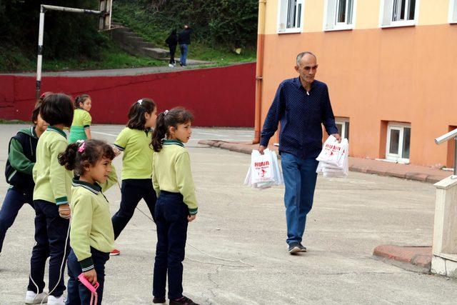 O temizlik görevlisi, gelen bağışlarla kırtasiye malzemeleri alıp, okullara dağıttı