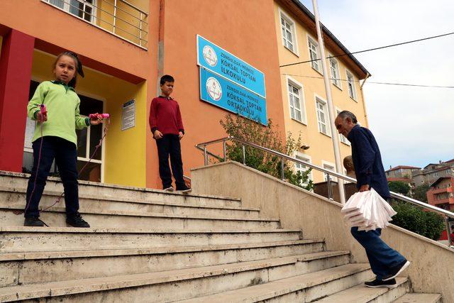 O temizlik görevlisi, gelen bağışlarla kırtasiye malzemeleri alıp, okullara dağıttı