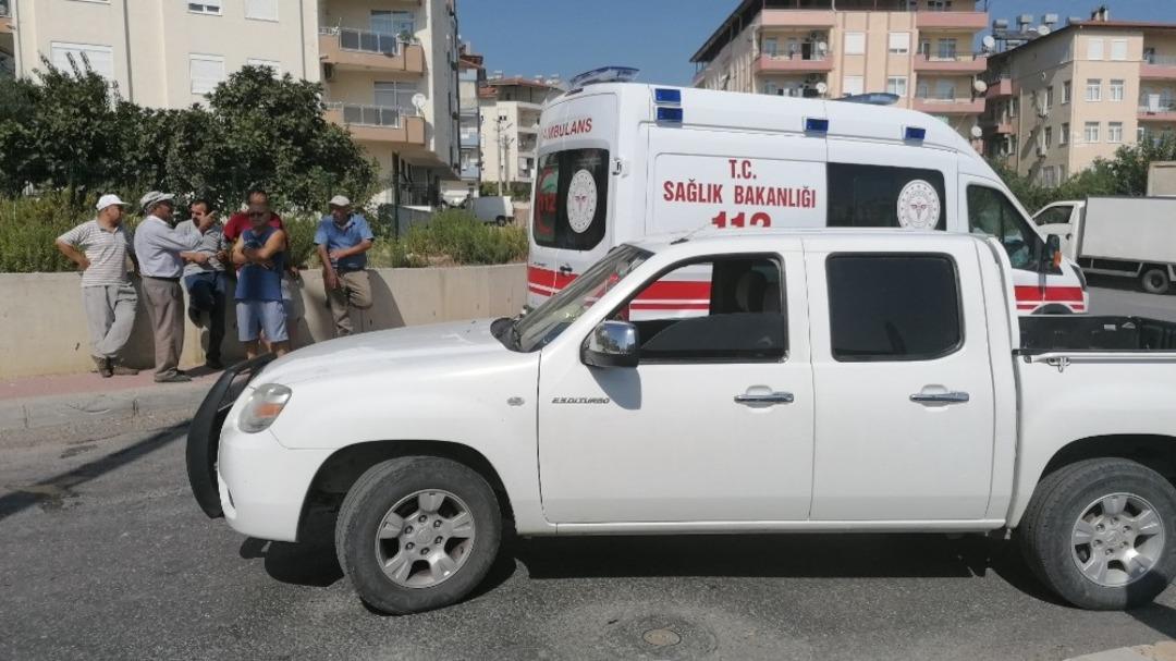 Antalya&rsquo;da motosiklet ile kamyonet &ccedil;arpıştı: 2 yaralı