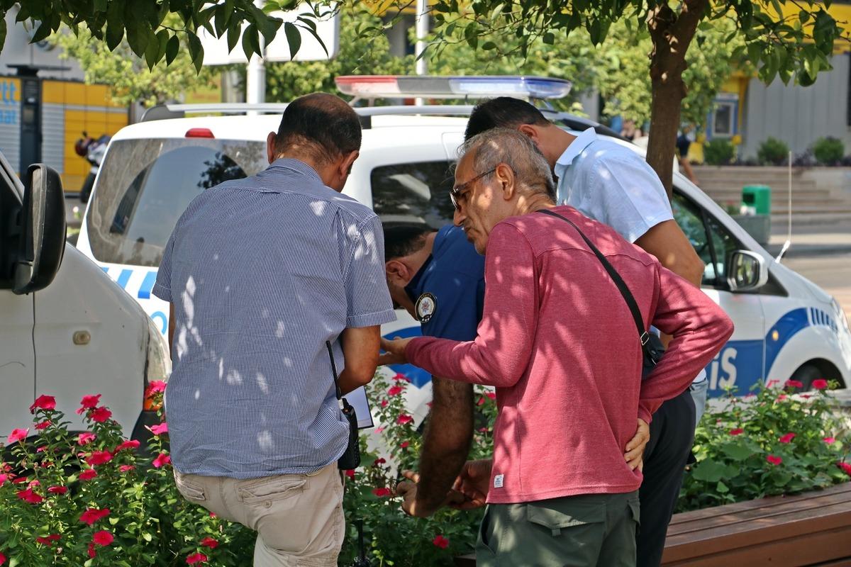 Yaşlı adama tuvalette kabusu yaşattı! Telefonunu gasp ederek ka&ccedil;tı