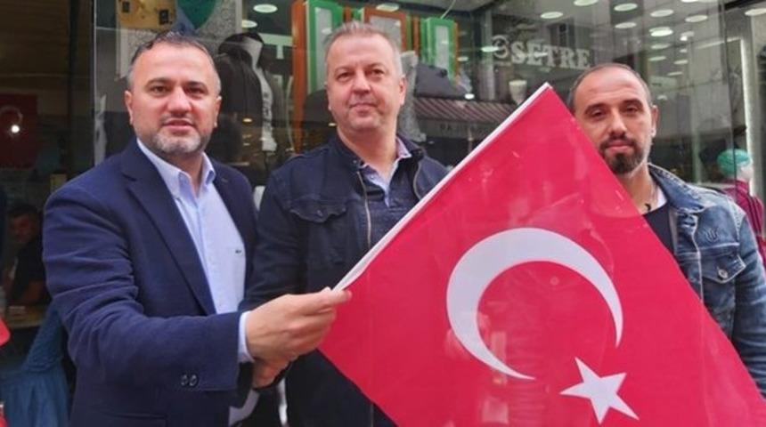 Ak Partili Başkan kapı kapı bayrak dağıttı