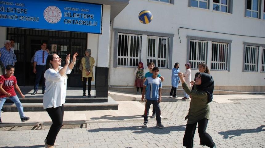 Pekmez, Sincik&rsquo;te k&ouml;y okullarını ziyaret etti