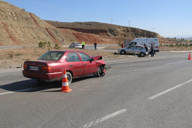 Sivas'ta iki otomobil çarpıştı: 4 yaralı
