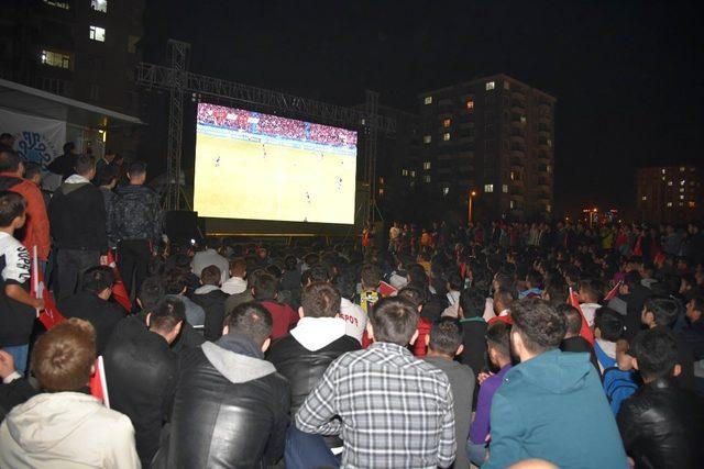 Konya’da dev ekranda milli maç coşkusu