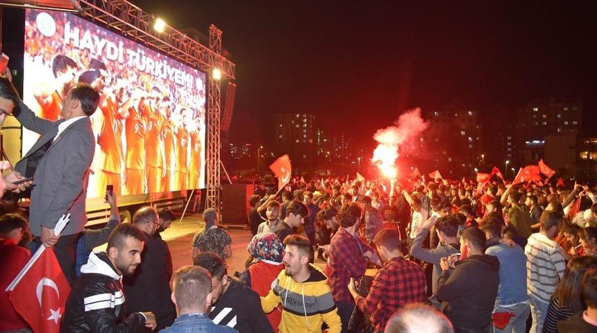 Konya&rsquo;da dev ekranda milli ma&ccedil; coşkusu