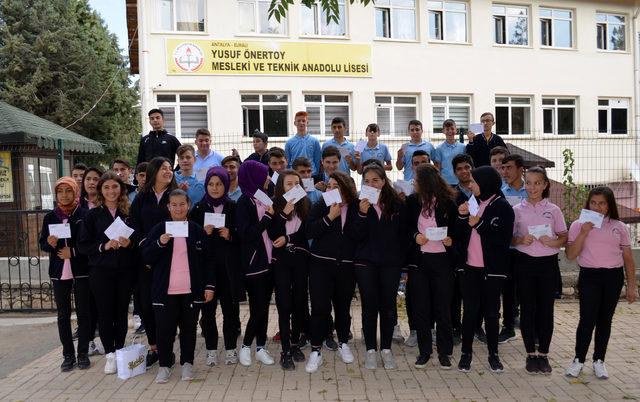 Elmalı'da öğrencilerden Mehmetçiğe mektup