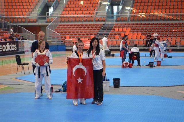 Muğla Büyükşehir’li sporculardan “Mehmetçiklere” selam