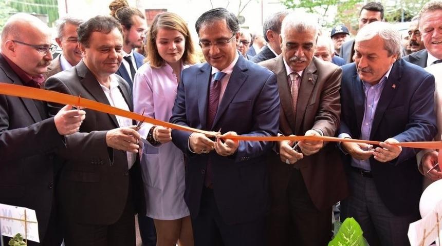 T&uuml;m &ccedil;i&ccedil;ekleri bağışladı