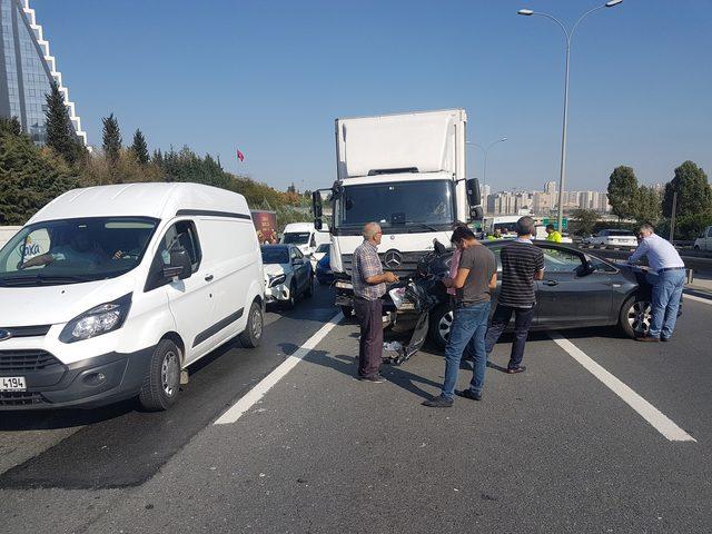 Esenyurt TEM Otoyolu'ndaki kaza trafiğe neden oldu