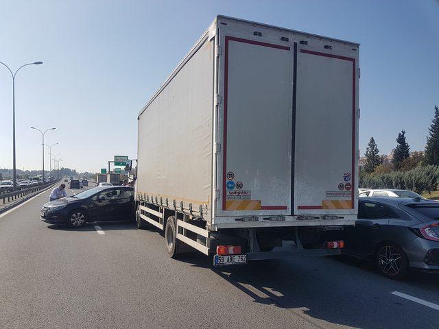 Esenyurt TEM Otoyolu'ndaki kaza trafiğe neden oldu