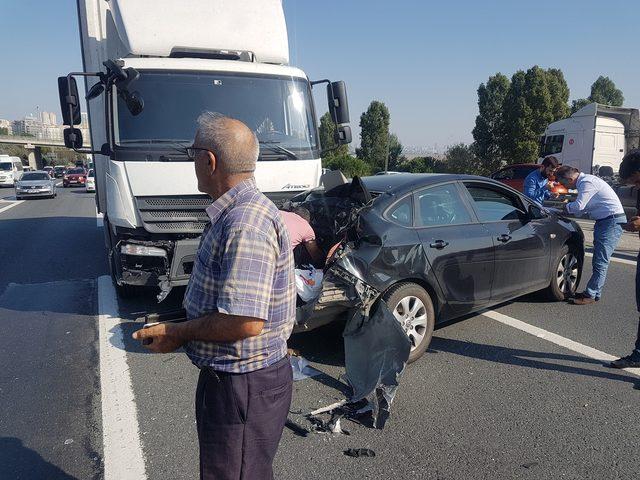 Esenyurt TEM Otoyolu'ndaki kaza trafiğe neden oldu