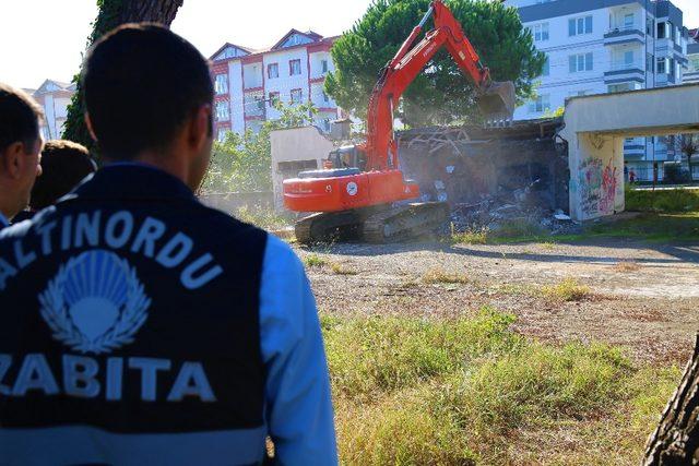 Altınordu Belediyesi ‘metruk binaları’ yıkıyor