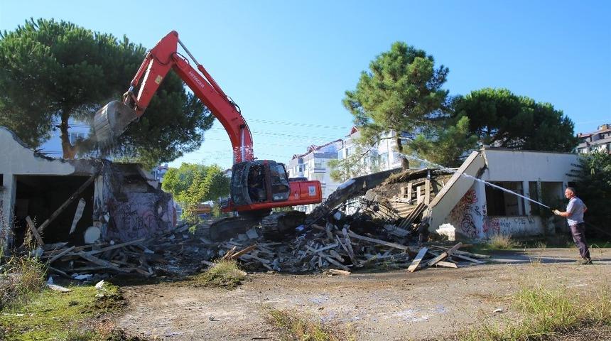 Altınordu Belediyesi &lsquo;metruk binaları&rsquo; yıkıyor