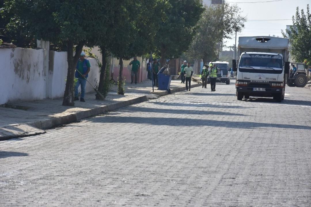 Aşağı Nazilli k&ouml;şe bucak temizleniyor