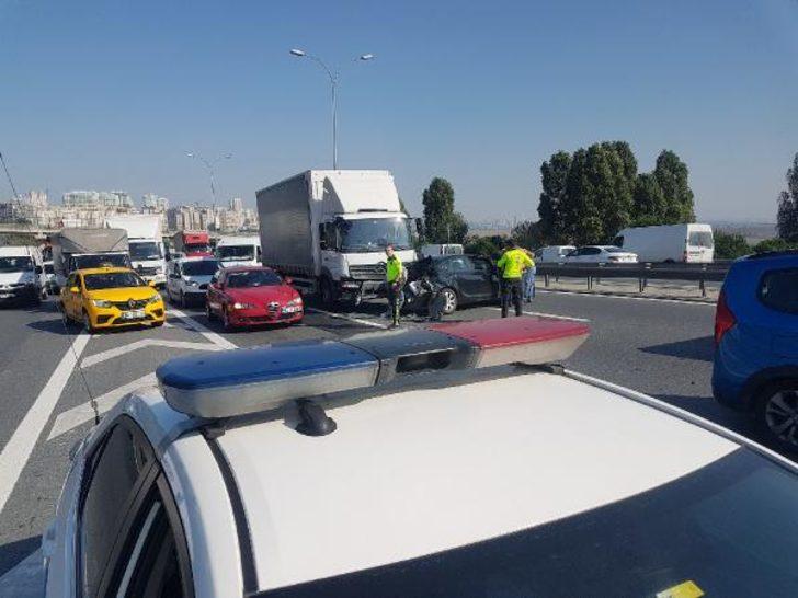 TEM Otoyolu'nu kilitleyen kaza! Uzun araç kuyrukları oluştu G1