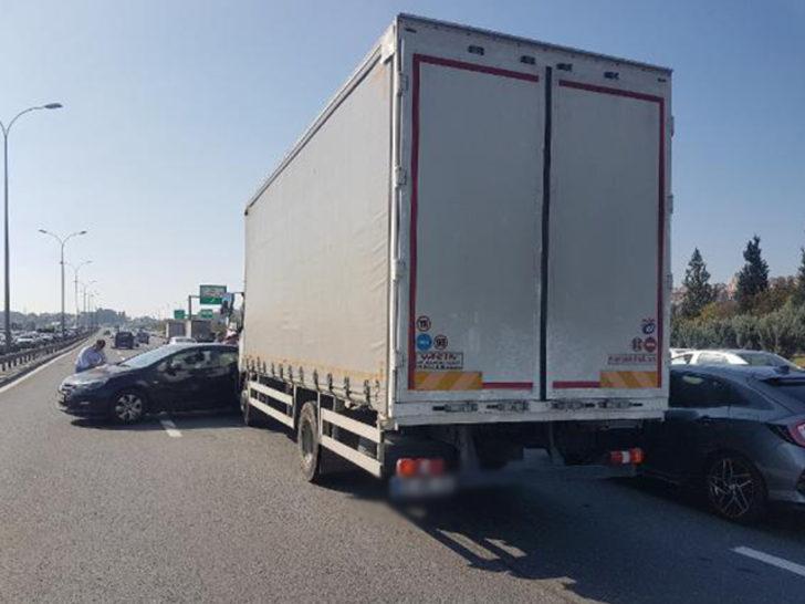 TEM Otoyolu'nu kilitleyen kaza! Uzun araç kuyrukları oluştu G3