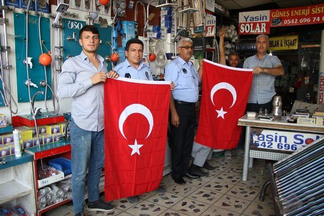 Haliliye’de vatandaşlara Türk Bayrağı dağıtıldı